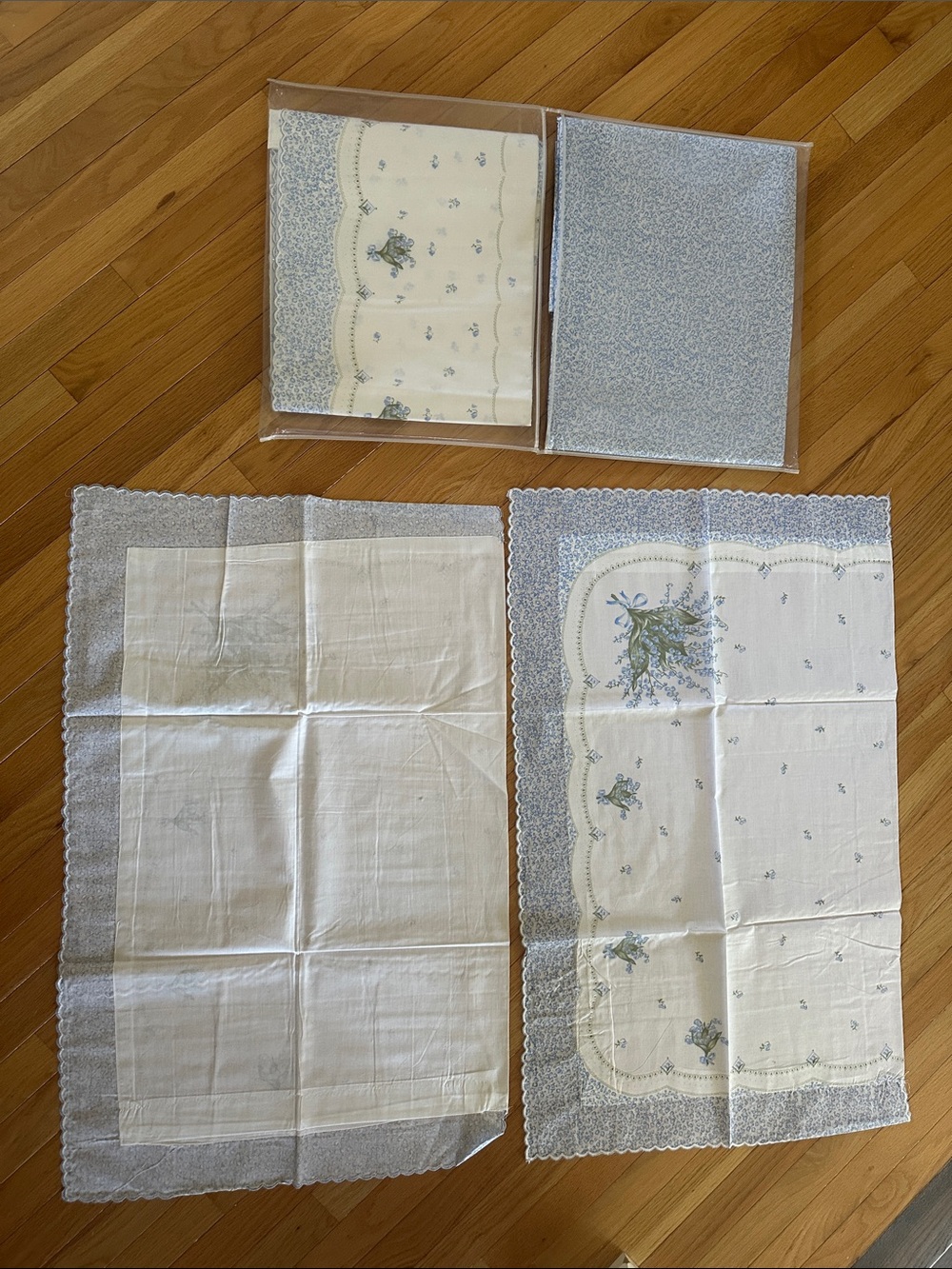 Vintage Floral Linen QUEEN bed sheet Set — white and Light Blue floral